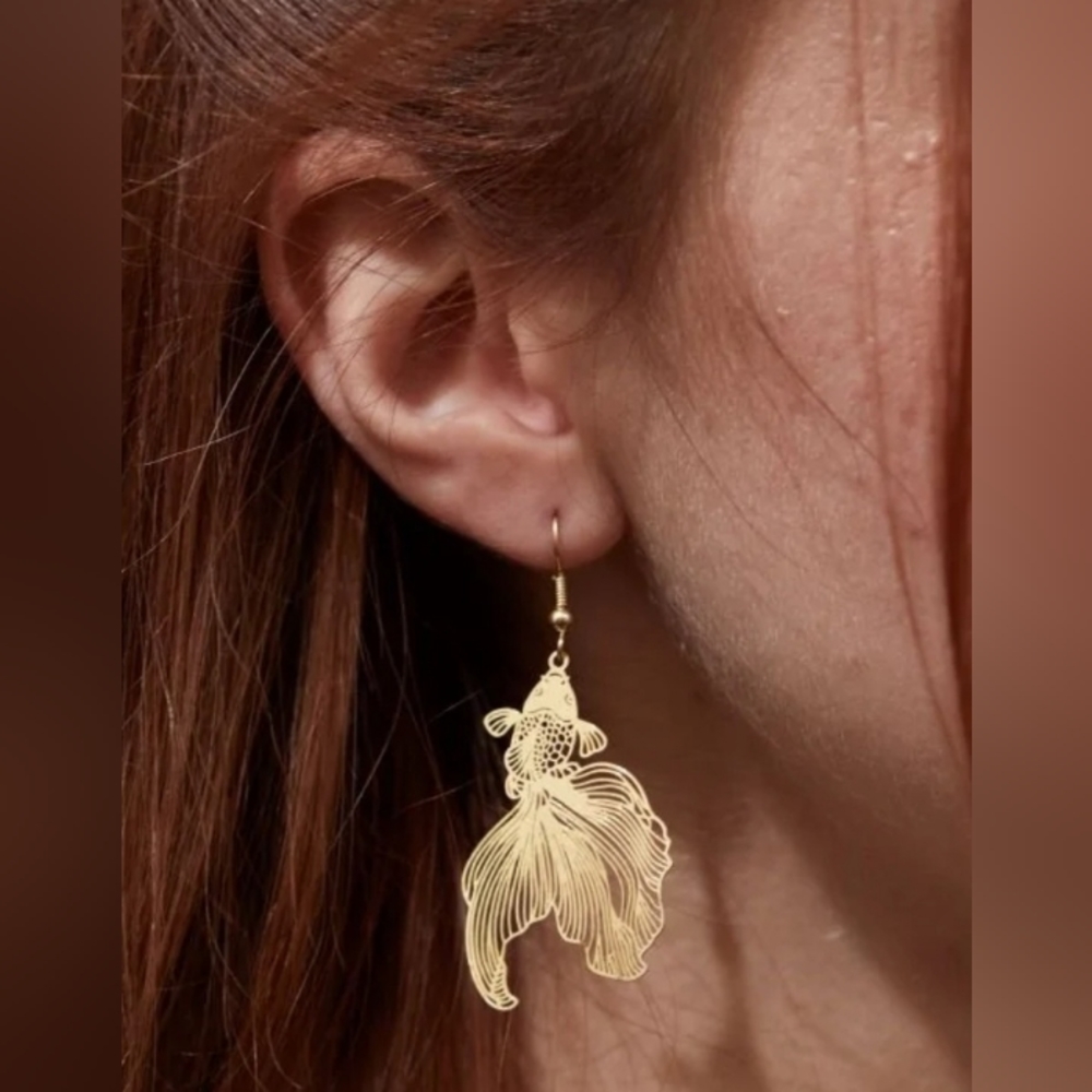 Gold fish Earrings - Picture 4 of 7